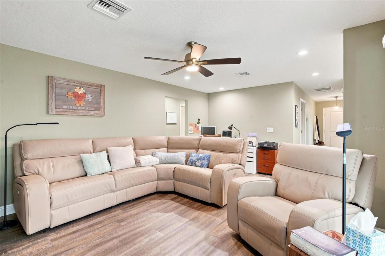 5240 Royal Oak Drive , Fruitland Park, FL 34731 Photo