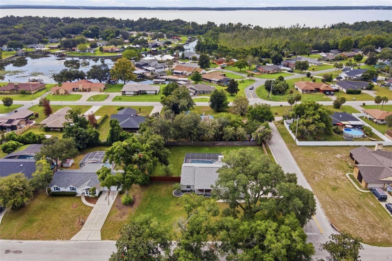 5240 Royal Oak Drive , Fruitland Park, FL 34731 Photo
