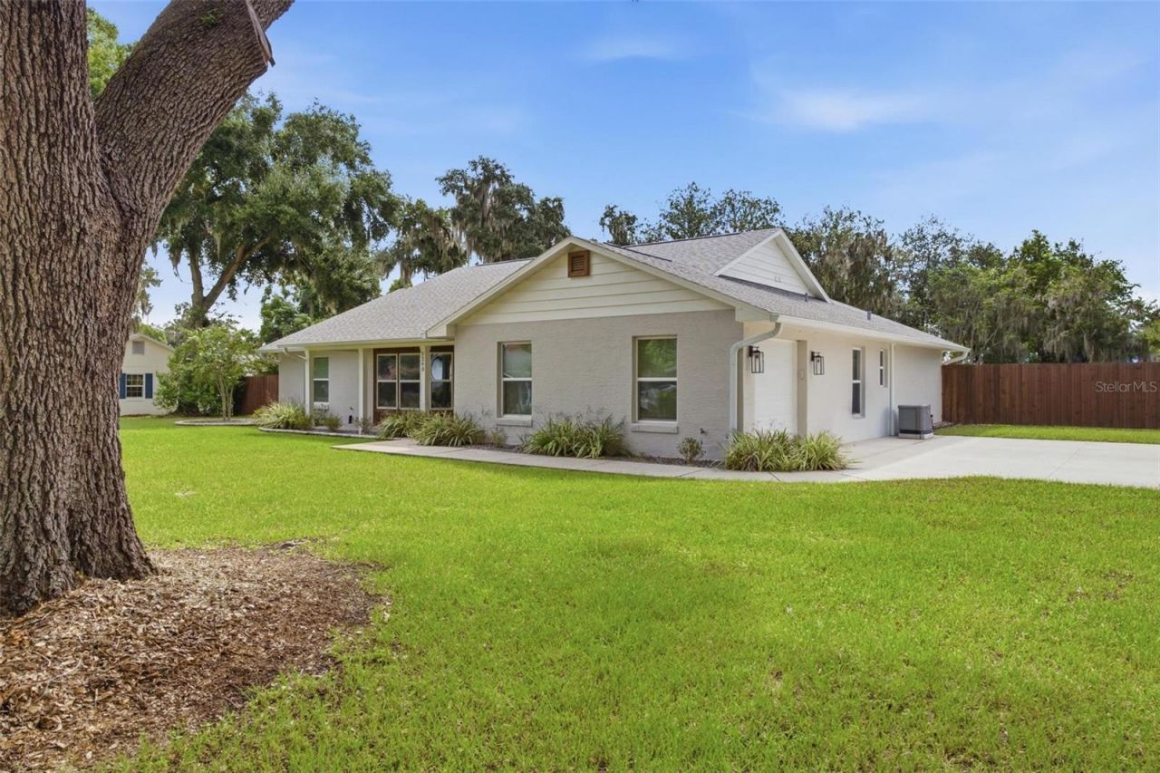 5240 Royal Oak Drive , Fruitland Park, FL 34731 Photo