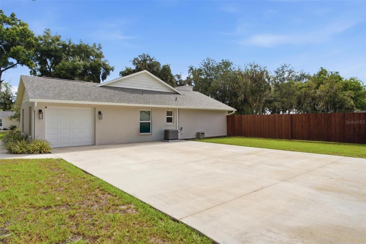 5240 Royal Oak Drive , Fruitland Park, FL 34731 Photo
