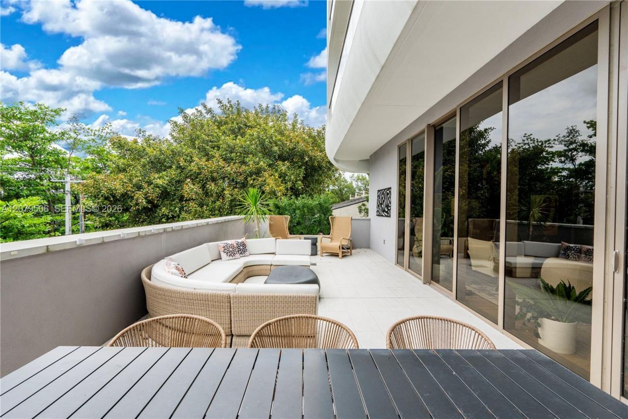 2678 Tigertail Ave , Unit 202, Miami, FL 33133 Photo