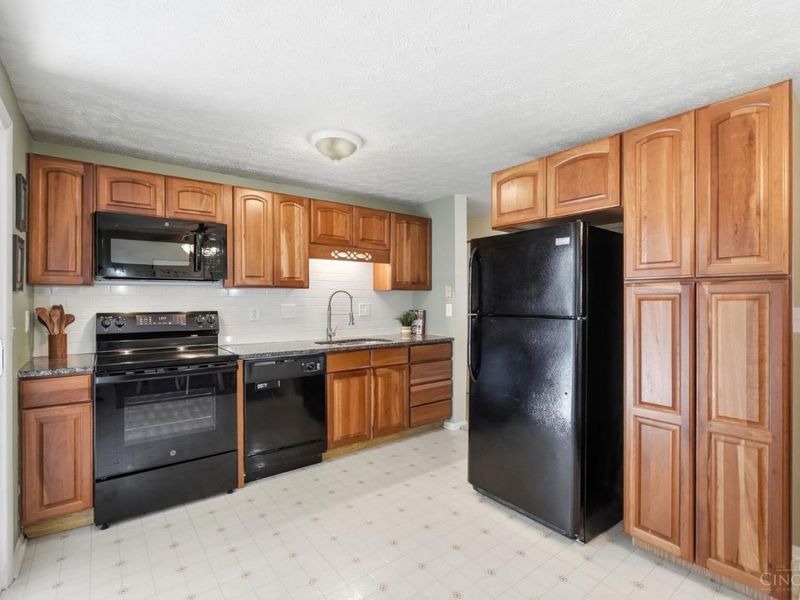 5876 Whippoorwill Hollow Drive, Miami Township, OH 45150 Photo 12