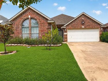 8955 River Falls Drive, Fort Worth, TX 76118