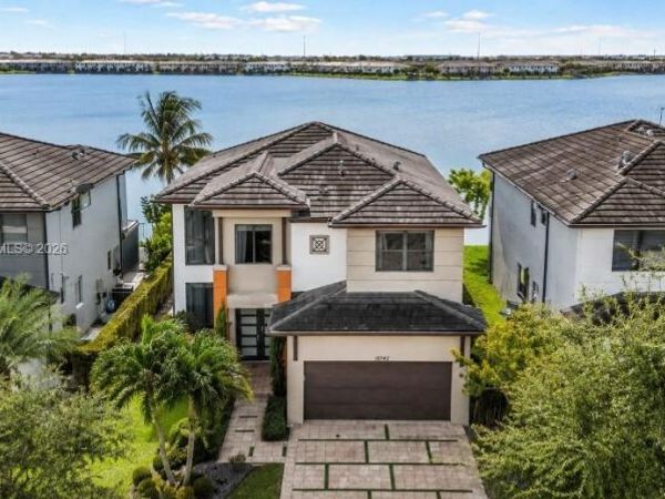 15742 NW 88th Ave , Miami Lakes, FL 33018