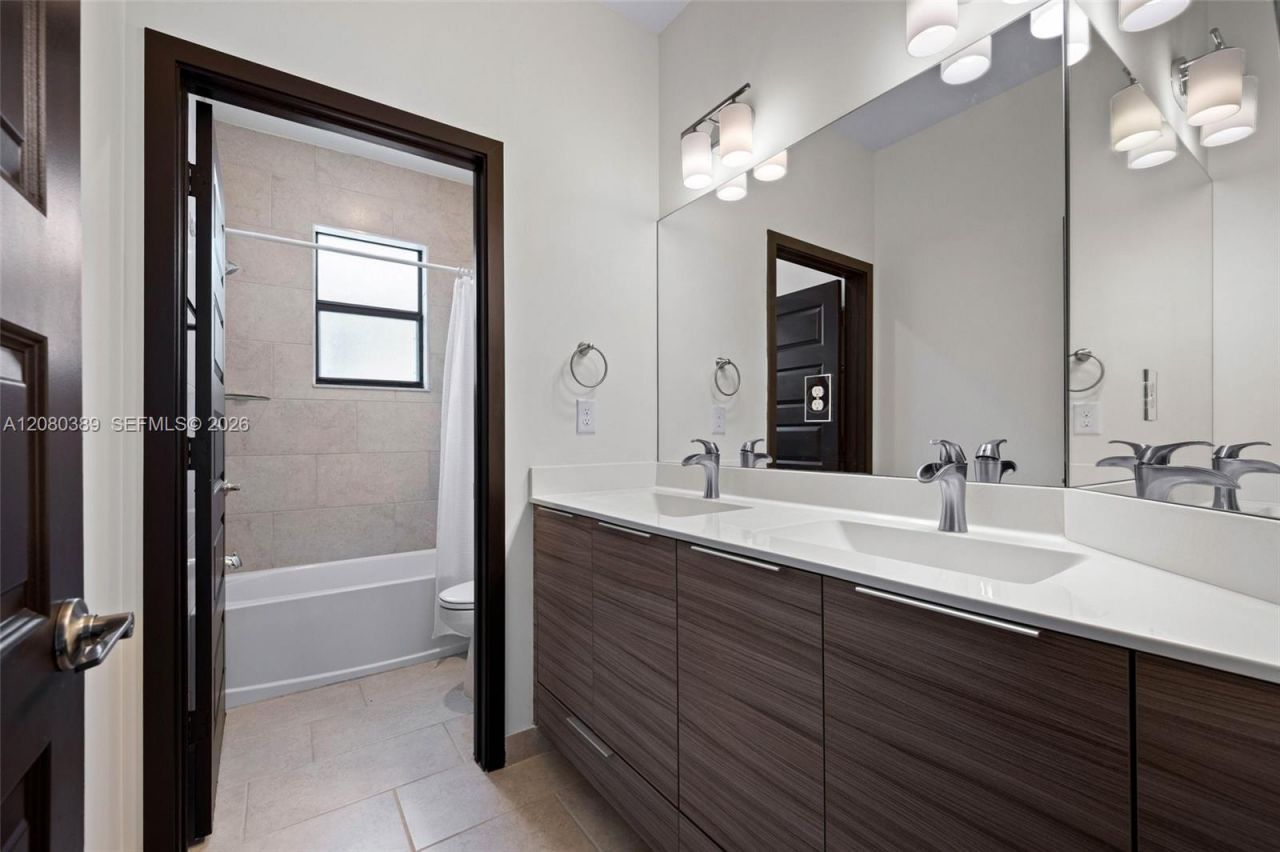 15742 NW 88th Ave, Miami Lakes, FL 33018 Photo