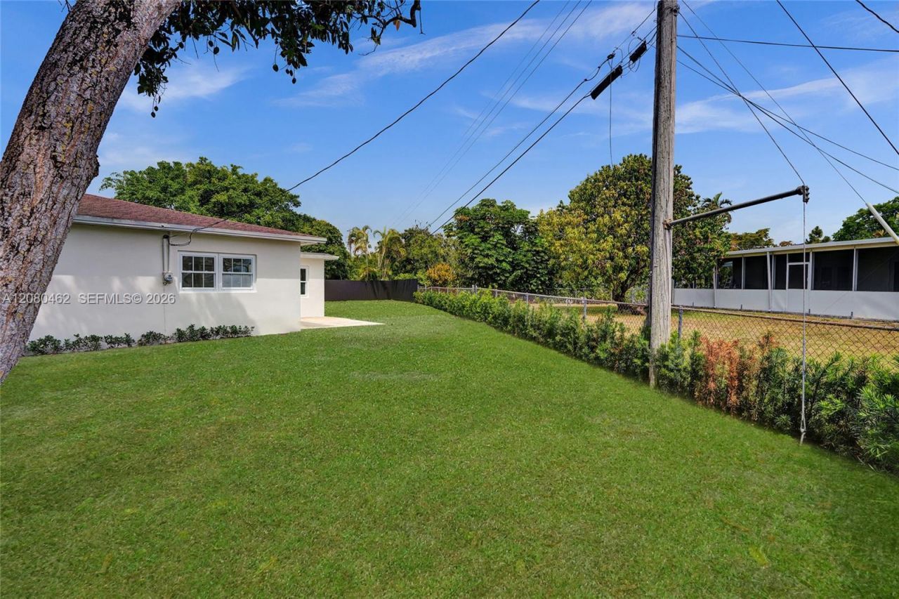 2125 Alamanda Dr, North Miami, FL 33181 Photo