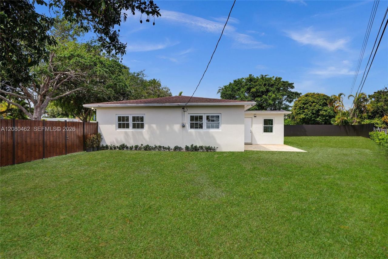 2125 Alamanda Dr, North Miami, FL 33181 Photo