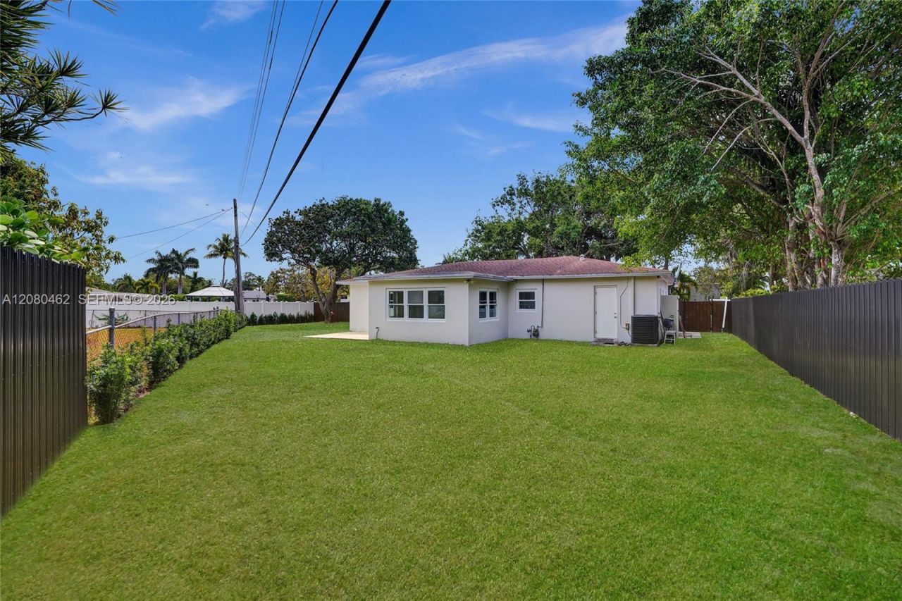 2125 Alamanda Dr, North Miami, FL 33181 Photo