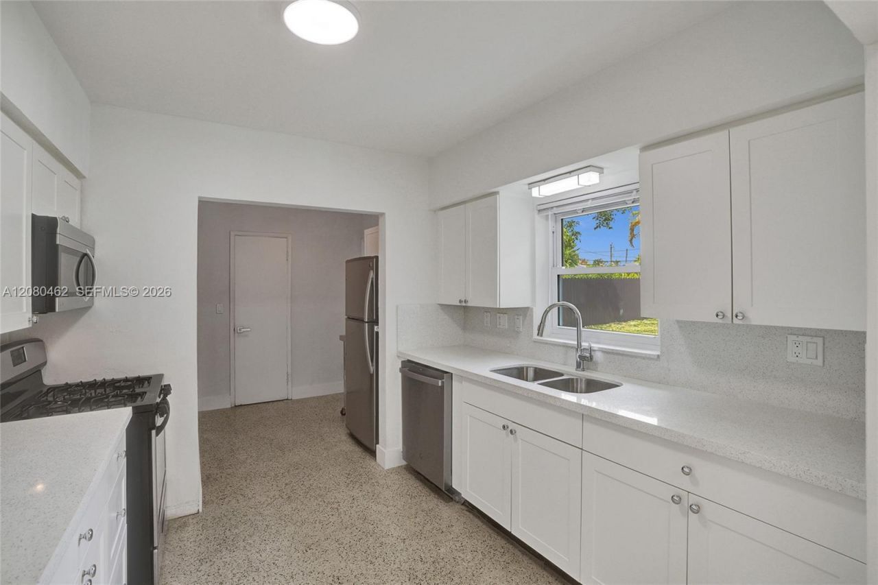 2125 Alamanda Dr, North Miami, FL 33181 Photo