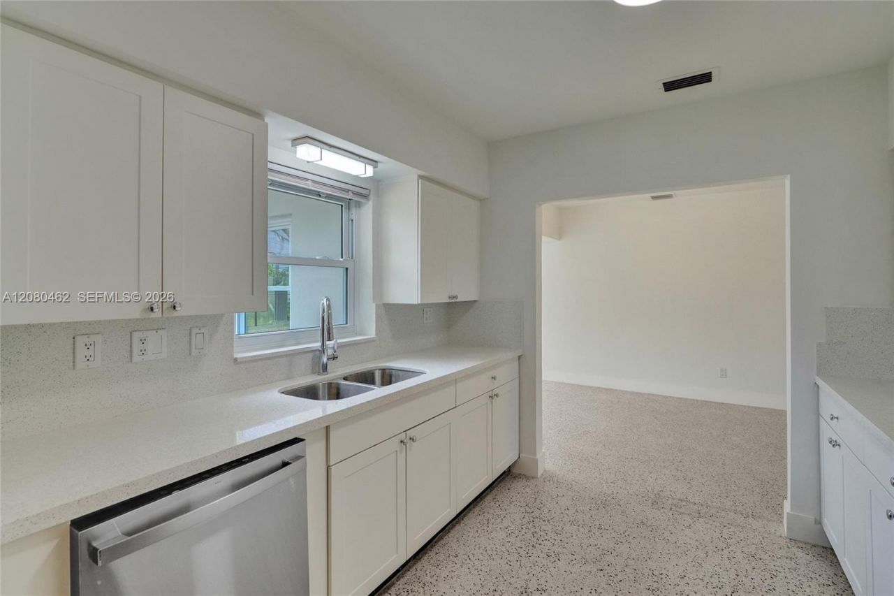 2125 Alamanda Dr, North Miami, FL 33181 Photo
