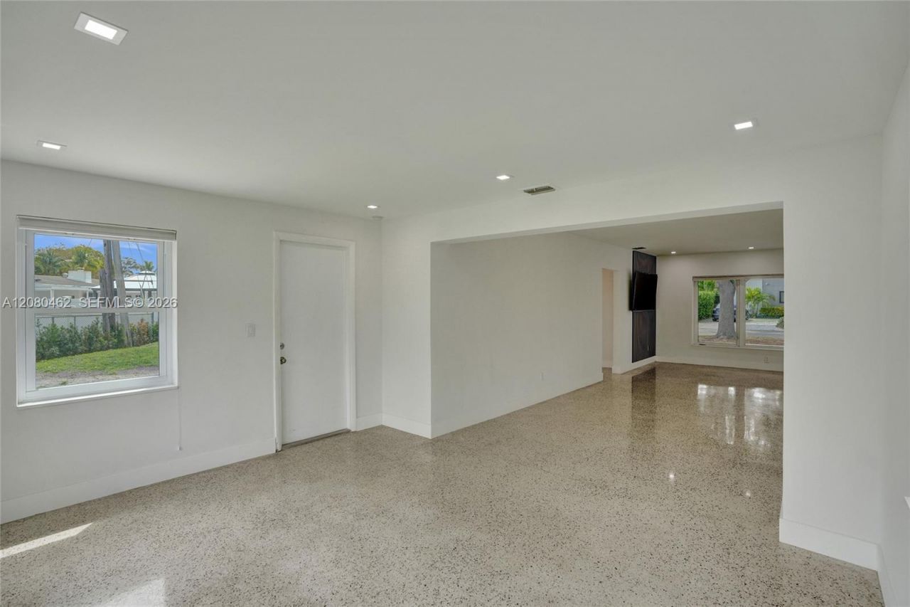 2125 Alamanda Dr, North Miami, FL 33181 Photo