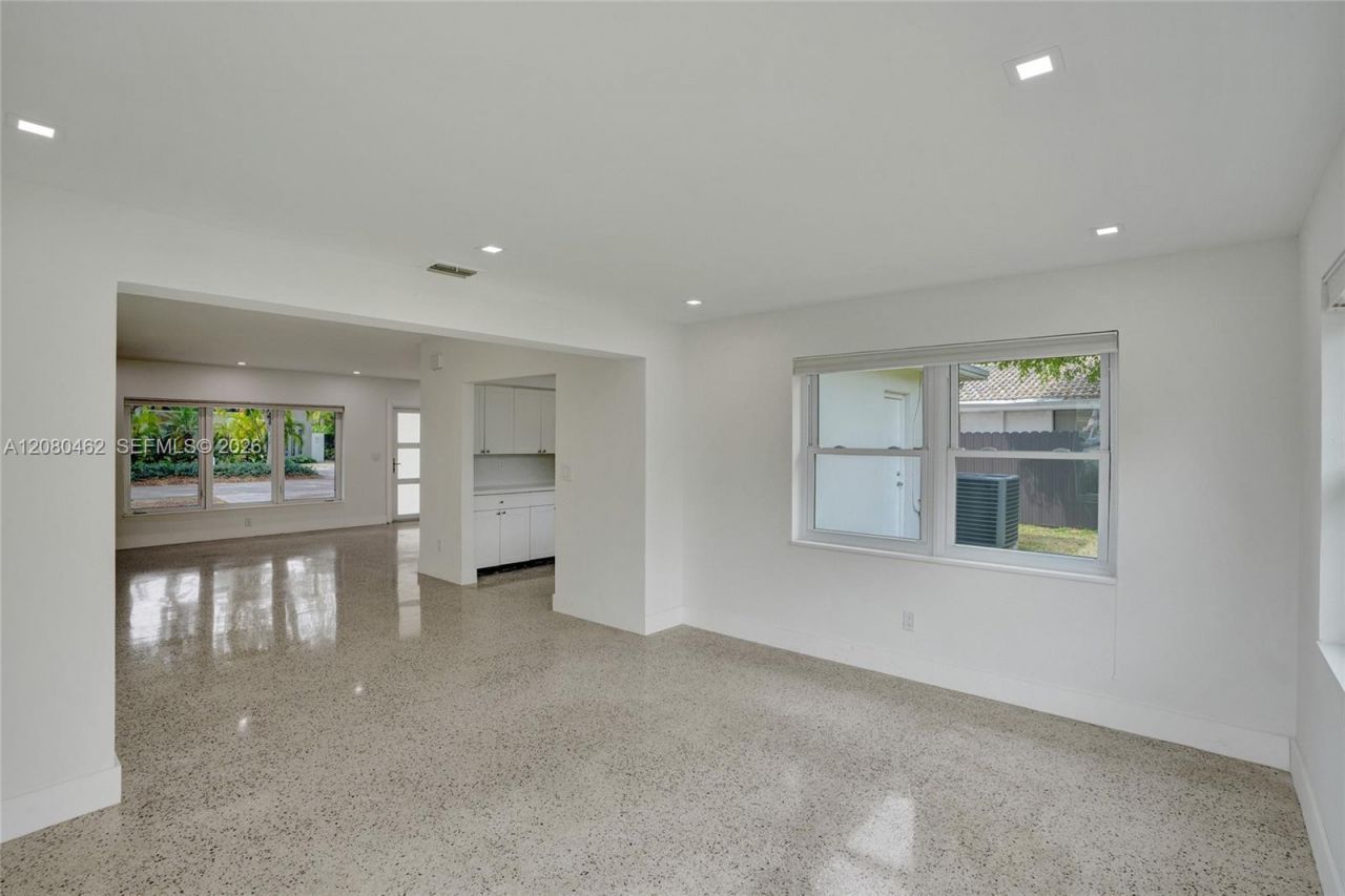2125 Alamanda Dr, North Miami, FL 33181 Photo