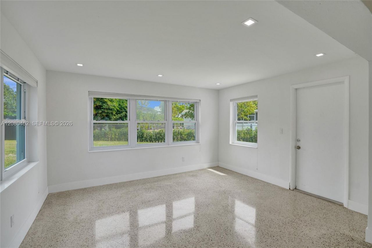 2125 Alamanda Dr, North Miami, FL 33181 Photo