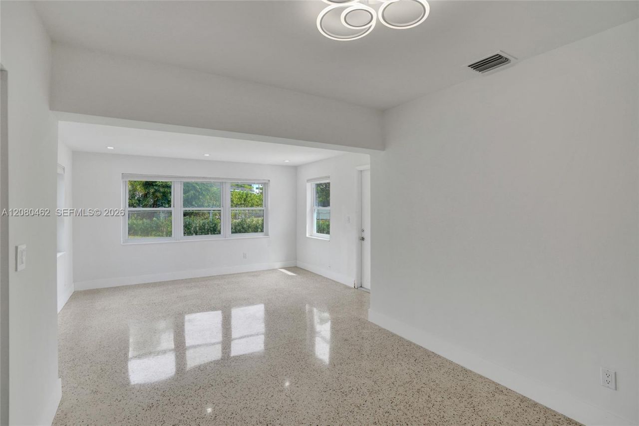 2125 Alamanda Dr, North Miami, FL 33181 Photo