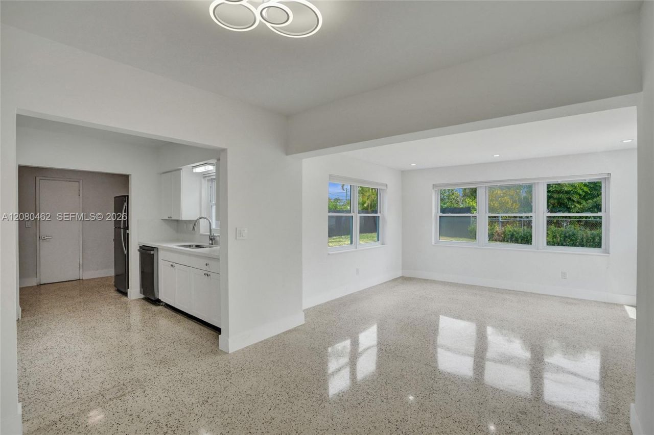 2125 Alamanda Dr, North Miami, FL 33181 Photo