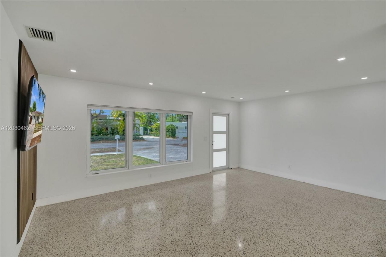 2125 Alamanda Dr, North Miami, FL 33181 Photo