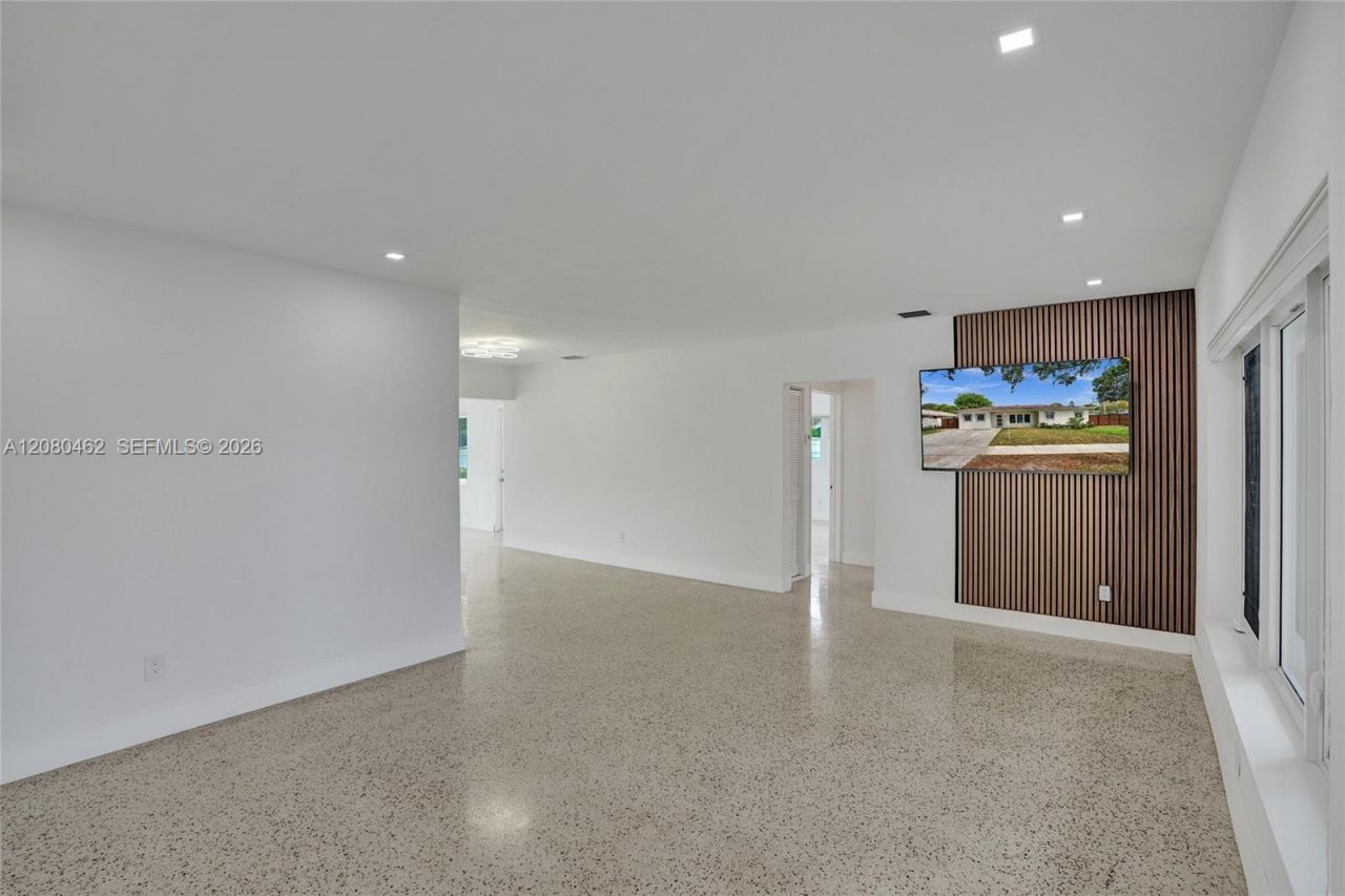 2125 Alamanda Dr, North Miami, FL 33181 Photo