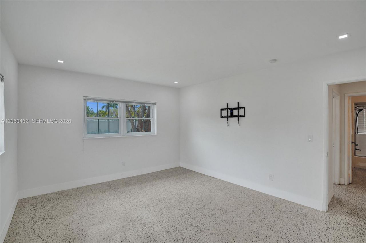 2125 Alamanda Dr, North Miami, FL 33181 Photo