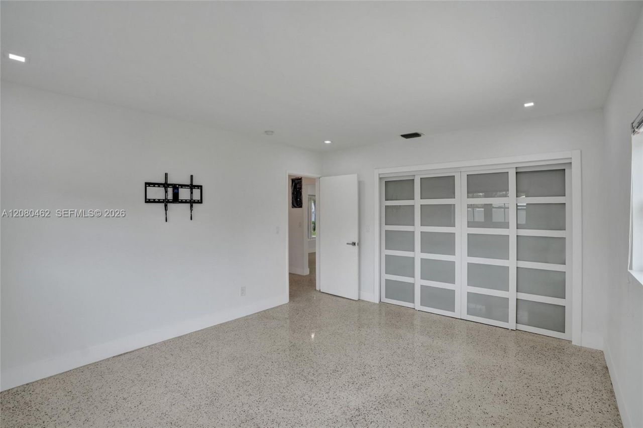 2125 Alamanda Dr, North Miami, FL 33181 Photo