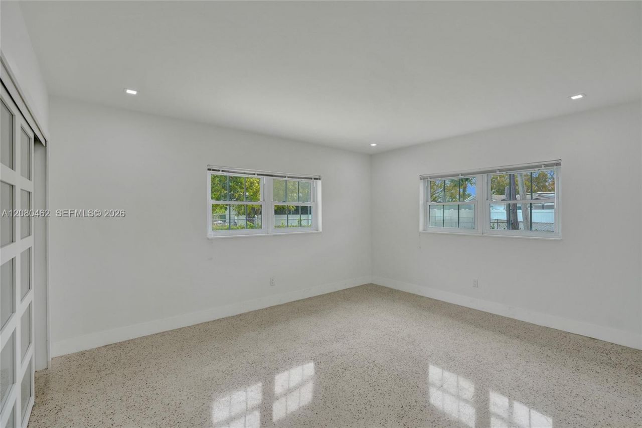 2125 Alamanda Dr, North Miami, FL 33181 Photo