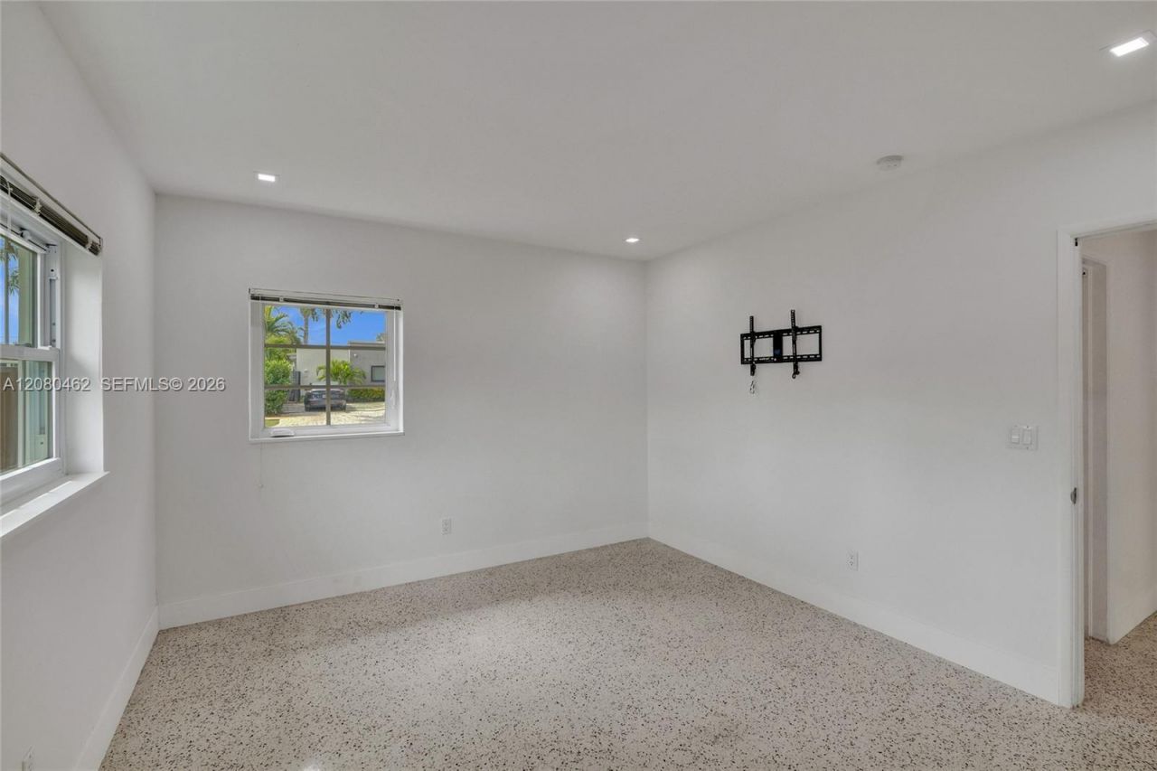 2125 Alamanda Dr, North Miami, FL 33181 Photo