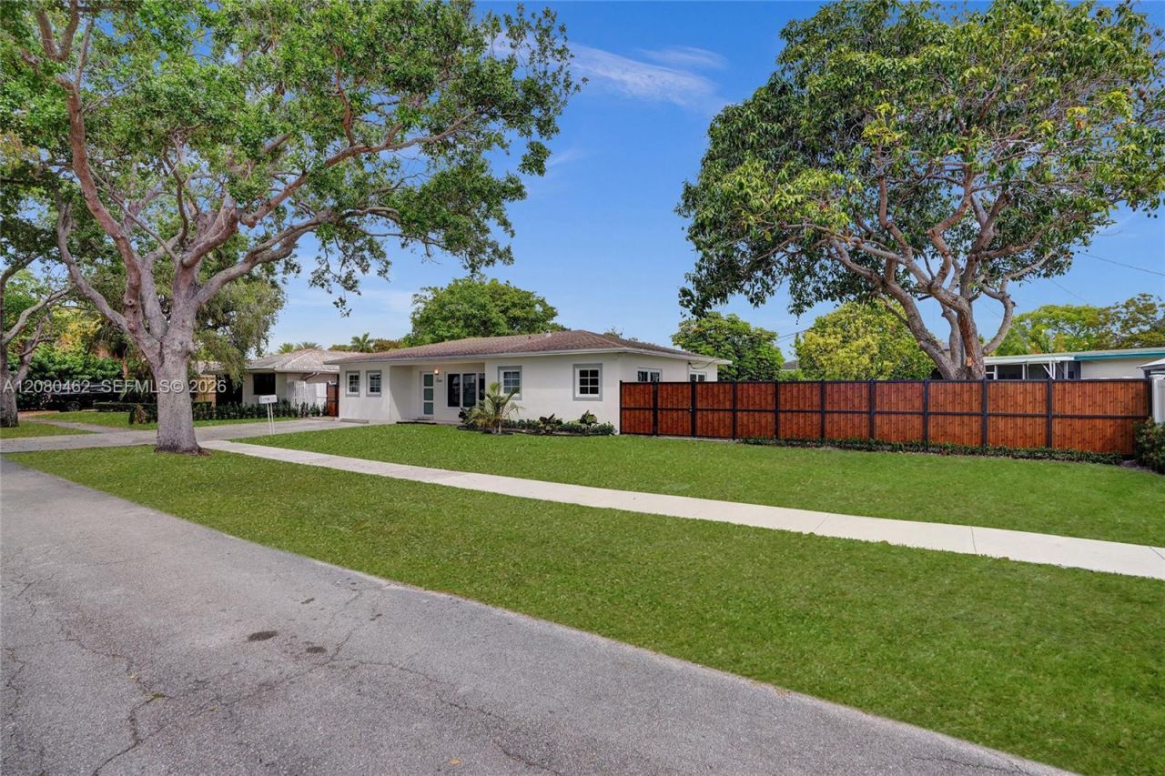 2125 Alamanda Dr, North Miami, FL 33181 Photo