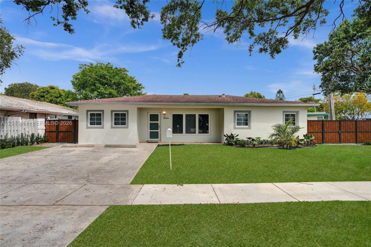 2125 Alamanda Dr, North Miami, FL 33181 Photo