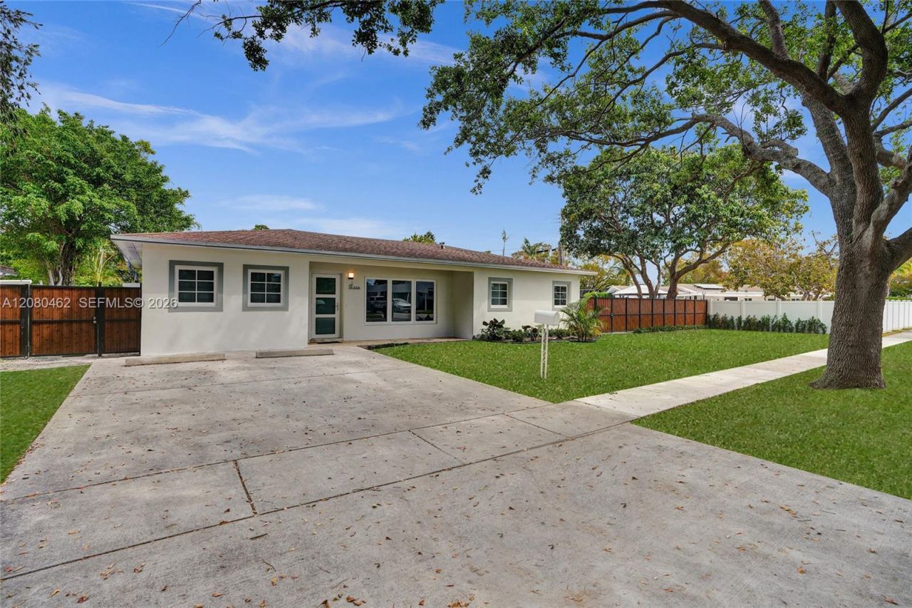 2125 Alamanda Dr, North Miami, FL 33181 Photo