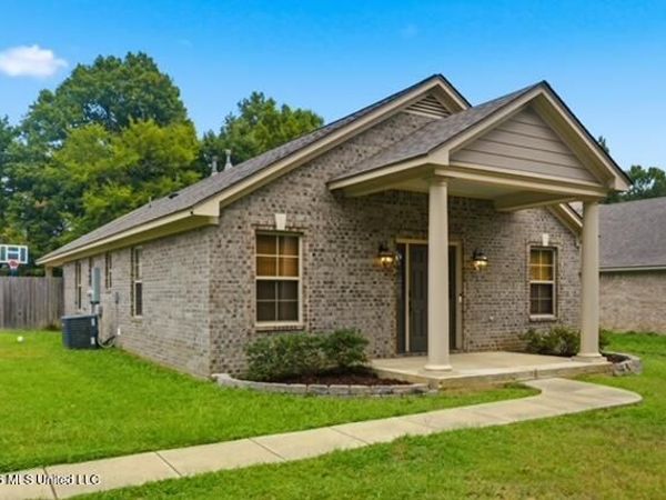 121 Woolfolk Road, Senatobia, MS 38668