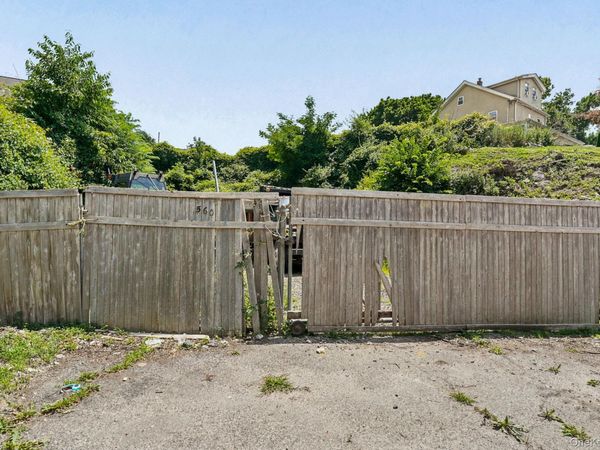 560 Commerce Street , Hawthorne, NY 10532