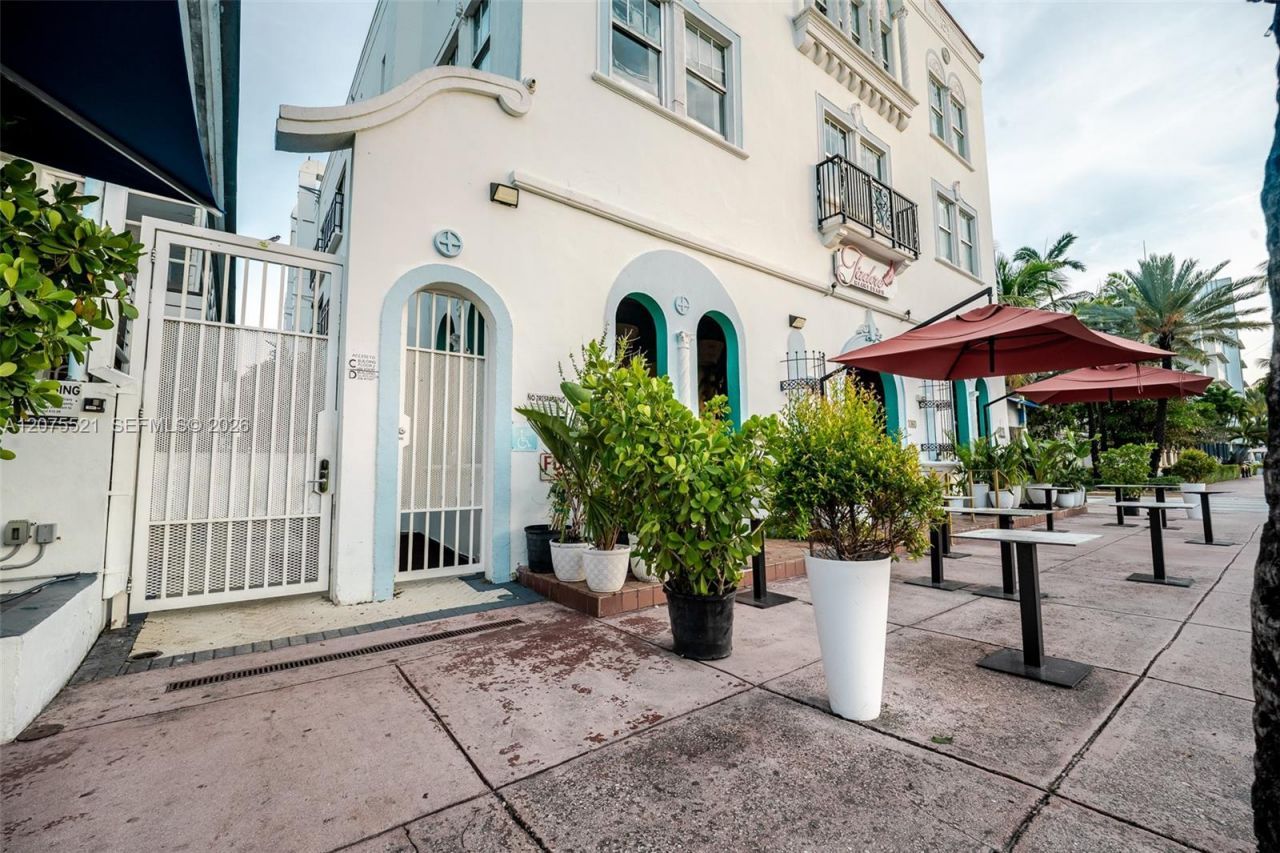 1060 Ocean Dr, Unit D204, Miami Beach, FL 33139 Photo