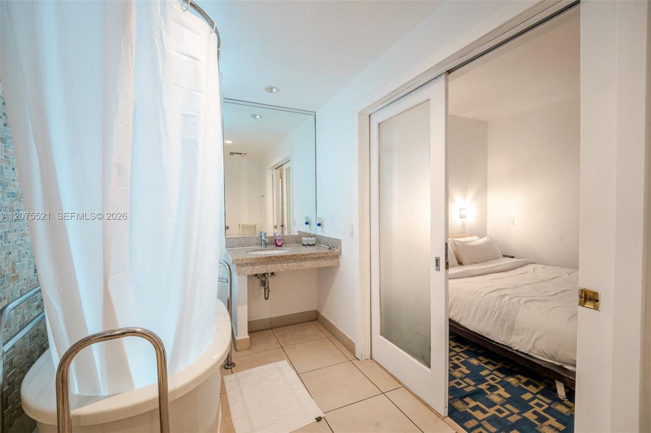 1060 Ocean Dr, Unit D204, Miami Beach, FL 33139 Photo