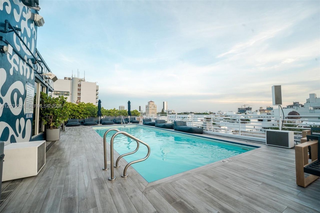 1060 Ocean Dr, Unit D204, Miami Beach, FL 33139 Photo