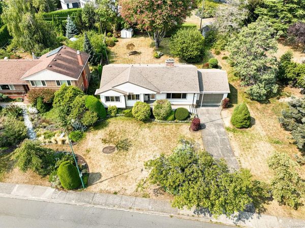 3278 Henderson Rd, Oak Bay, BC V8P 5A6