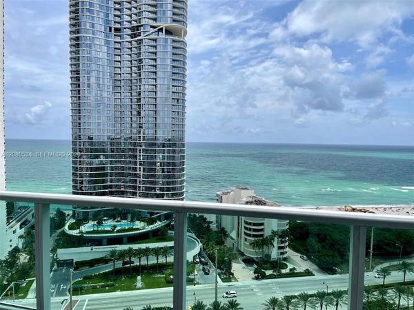 100 Bayview Dr , Unit PH08, Sunny Isles Beach, FL 33160