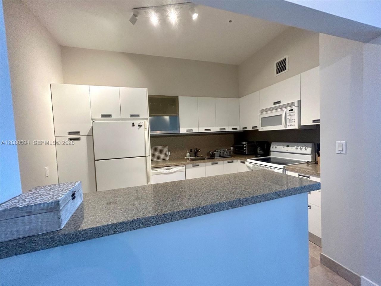 100 Bayview Dr , Unit PH08, Sunny Isles Beach, FL 33160 Photo