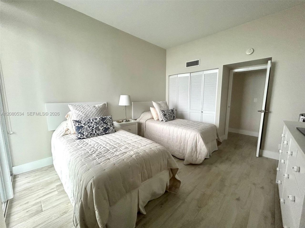 100 Bayview Dr , Unit PH08, Sunny Isles Beach, FL 33160 Photo