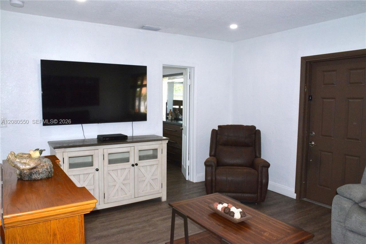 991 E 47th St, Hialeah, FL 33013 Photo