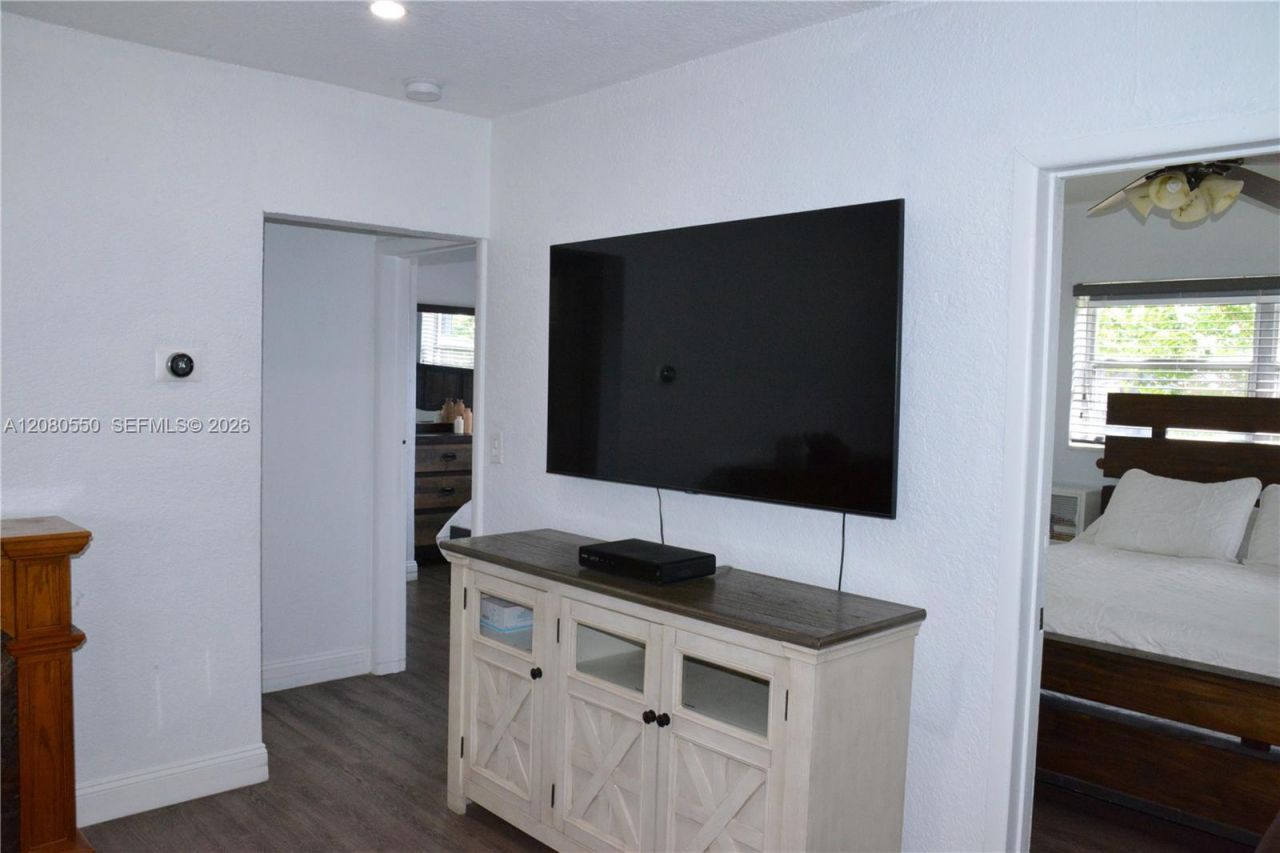 991 E 47th St, Hialeah, FL 33013 Photo