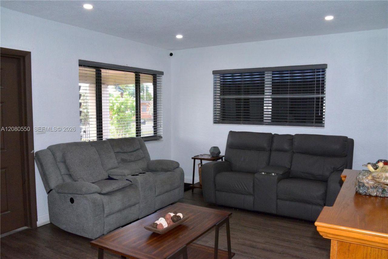 991 E 47th St, Hialeah, FL 33013 Photo