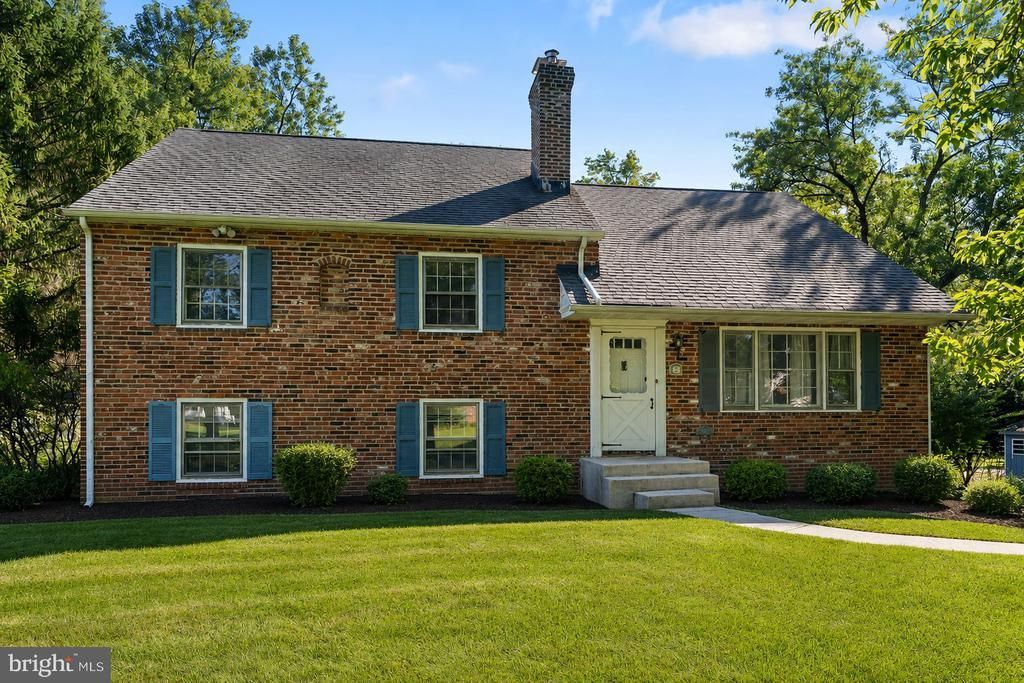 6 CLOVER LANE , MALVERN, PA 19355