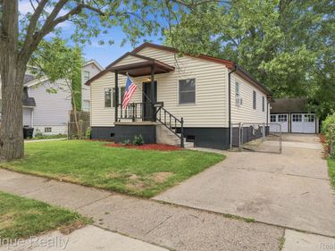 22095 Elmwood Avenue, Eastpointe, Mi 48021