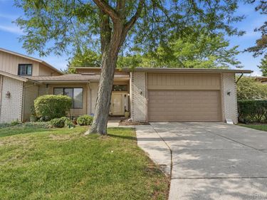 1736 Saint Johns Court, Bloomfield Township, Mi 48302