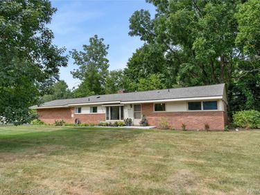 5336 W Briarcliff Knoll Drive, West Bloomfield Township, Mi 48322
