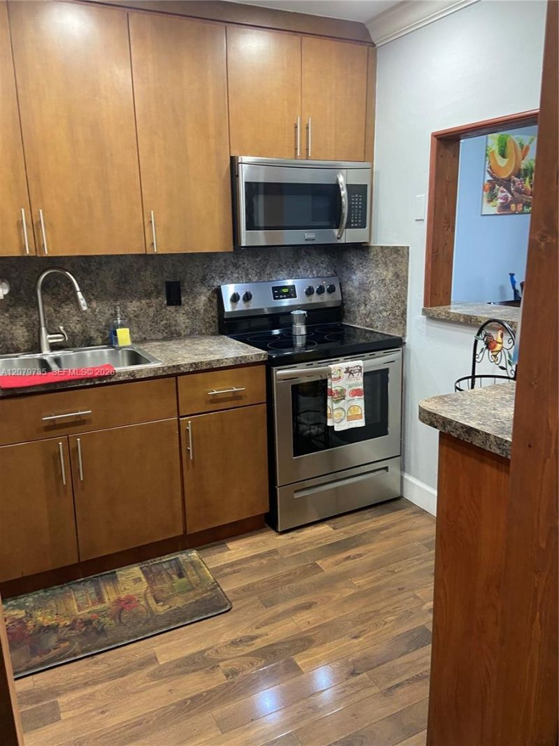 1075 W 68th St, Unit 403, Hialeah, FL 33014 Photo