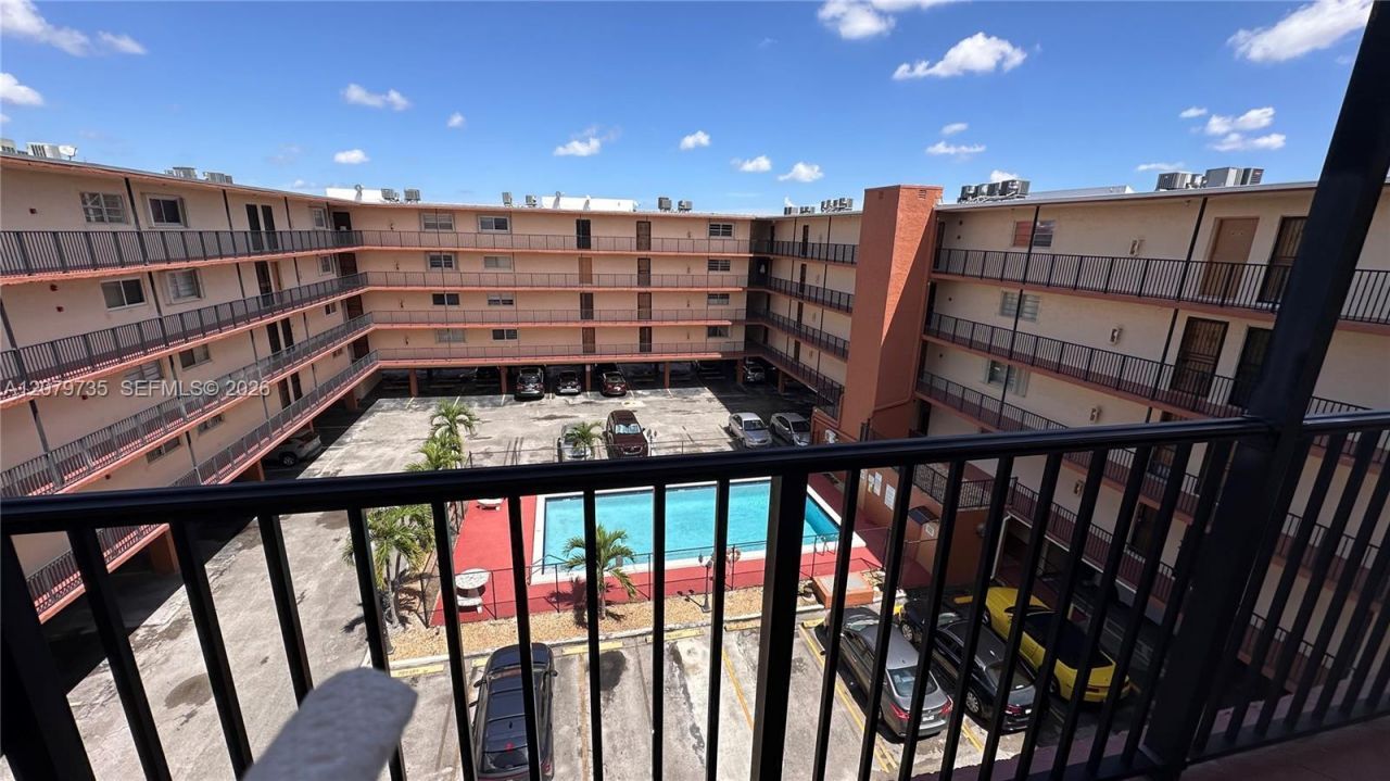 1075 W 68th St, Unit 403, Hialeah, FL 33014 Photo