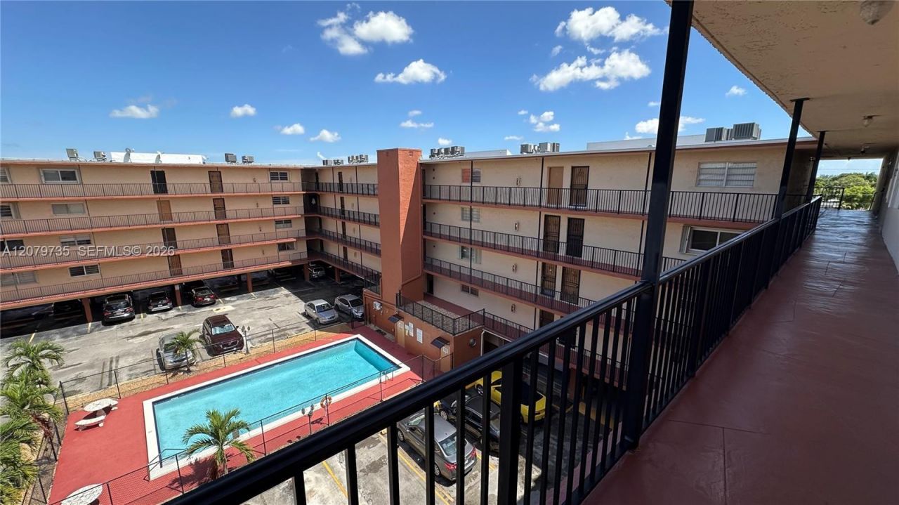 1075 W 68th St, Unit 403, Hialeah, FL 33014 Photo