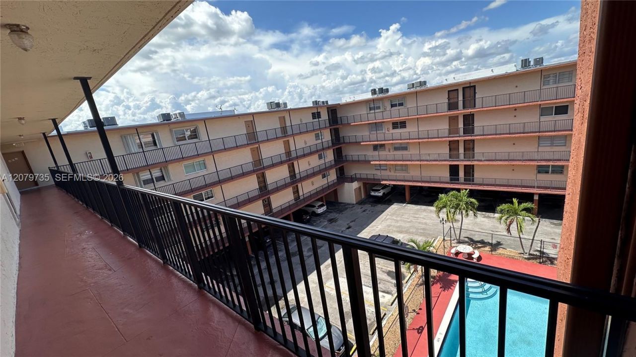1075 W 68th St, Unit 403, Hialeah, FL 33014 Photo