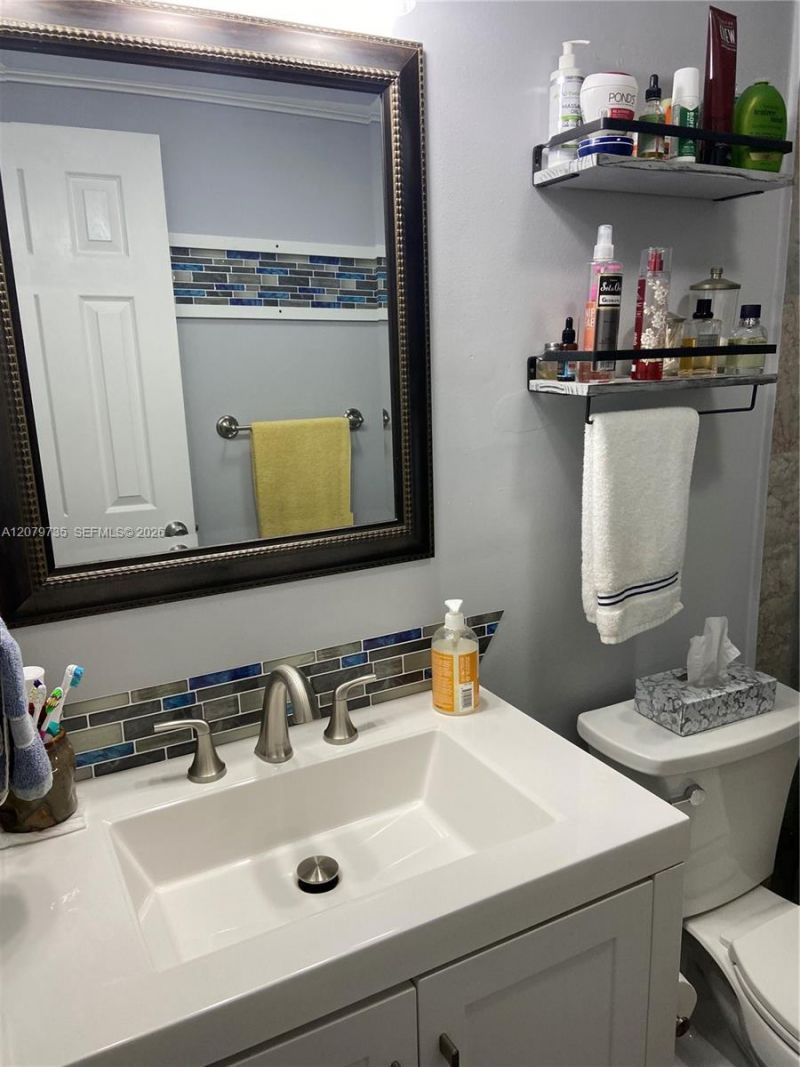 1075 W 68th St, Unit 403, Hialeah, FL 33014 Photo