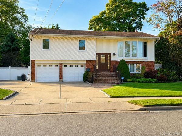 7 Pine Street , Plainview, NY 11803